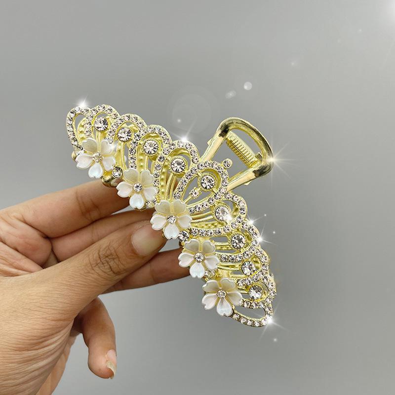 

Заколка для волос «Акула» с жемчугом и стразами «Лилия долины»