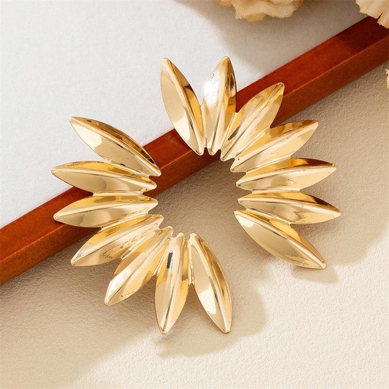 Neue übertriebene Fächerform Damen Hängeohrringe goldfarben Metall geometrisch baumelnde Ohrringe für weiblichen Schmuck