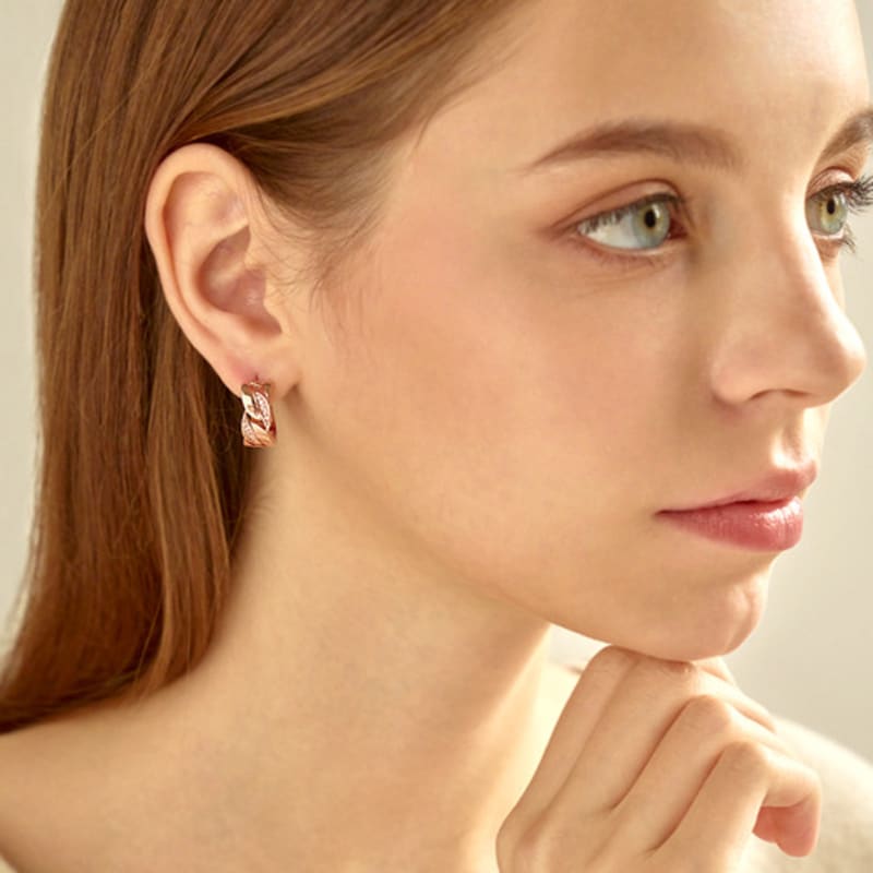 ELLE Jewelry 14K Twist One-Touch Earrings (Gold Pin) ELGPEE410