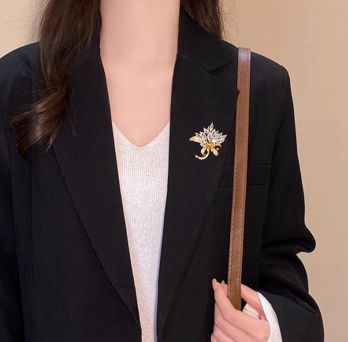 Crystal Bouquet Brooch for Women Inlaid Rhinestone Flowers Plants Lapel PinsClothing Accessories Jewelry