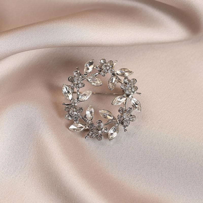A Light Luxury and High-end Crystal Wreath Brooch, A Fashionable Pin, and An Elegant and Refined Brooch