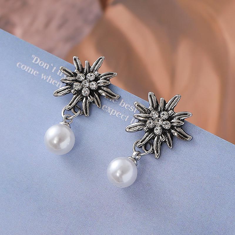 

Edelweiss Earrings: European & American Design, Light Luxury, Niche Autumn/Winter Accessories.