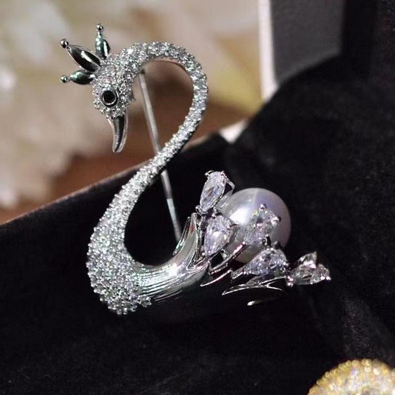 Meier Gold-plated Copper Micro-paved Zircon Elegant Swan Brooch Pin-shaped Baroque Pearl Corsage Empty Support