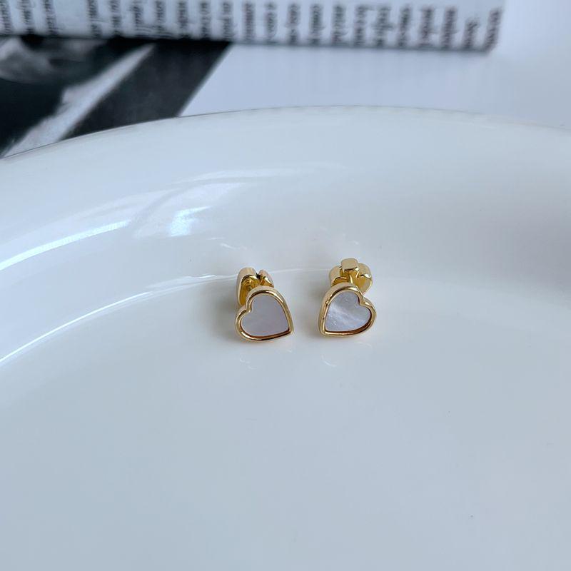 

Шикарные роскошные серьги-пусеты из металла в виде ракушки-сердечка золотой