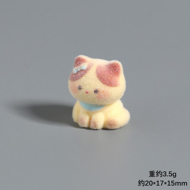 

3D Flocked Resin Kitten Figurine Cute Fluffy Cat Charm for DIY Crafts Car Dashboard Desktop Decoration Home Ornament