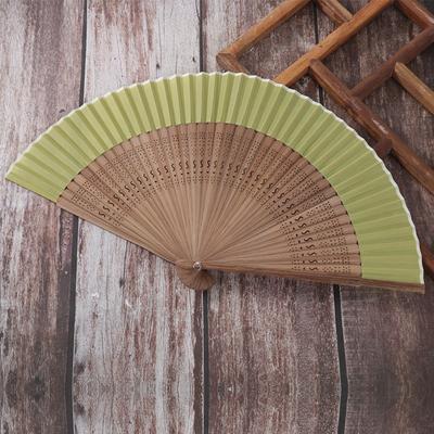 Ventail ancien en soie Manche sculpté Ventilateur pliant en bambou Poignée Ventilateur chinois vintage avec pompon Ventilateur de danse Accessoires photo