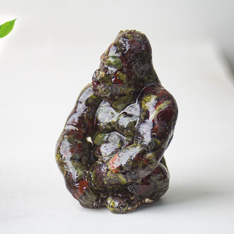 Statue de Gorille en Résine avec Pierres de Cristal Naturelles Pour Décoration de Bureau Cadeau Pour Amis