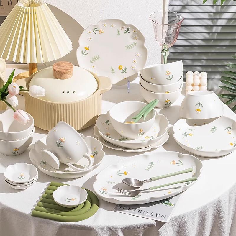 Love and Peace Embossed Daisy 18-Piece Dinnerware Set with Casserole