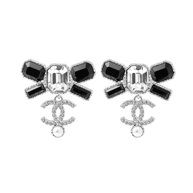 

CHANEL [23K new product] classic double C pendant black and silver color rhinestone bow metal earrings women s black чорний