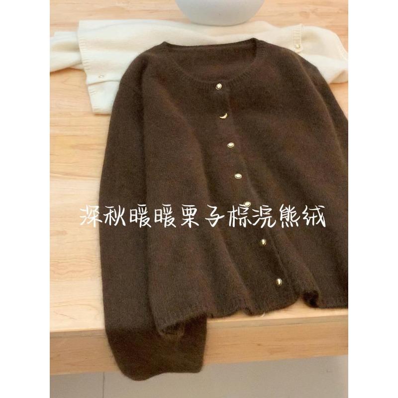 

The color is white and beautiful, crying, chestnut brown soft waxy raccoon velvet crescent gold buckle cardigan sweater One size