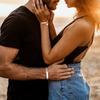 Vnox Cadeau Personnalisé Saint-Valentin Bijoux pour Couples, Bracelets Promesse d'Amour pour Femmes Hommes, Bracelets Chaîne Figaro avec Breloque Cœur