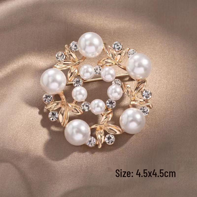 Elegante Perlen-Strass-Brosche: Damen Exquisite Brosche im Stil kleiner Duft und Seidentuch-Schnalle