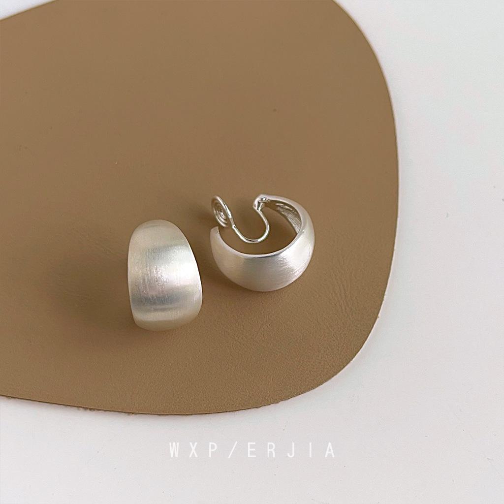 Elegant Gold-Plated Mosquito Coil Ear Clip: Matte Brushed Korean-Japanese Style Non-Pierced Earrings for Women