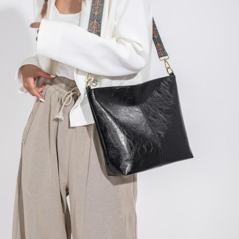 Trendige Bucket Bag mit großem Fassungsvermögen 2025 Sommer neue Tasche Damenmode einfache Schultertasche lässige Pendler-Damentasche