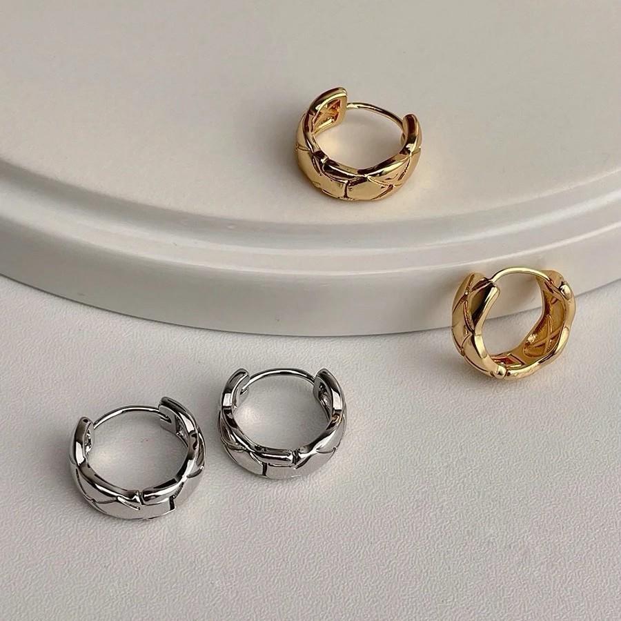 Smal Glanzend Ruitvormig Diamantvrije Oorbellen CNC Fijn Gegraveerde Oorstekers Oorbellen Stud Oorbellen Vrouwen
