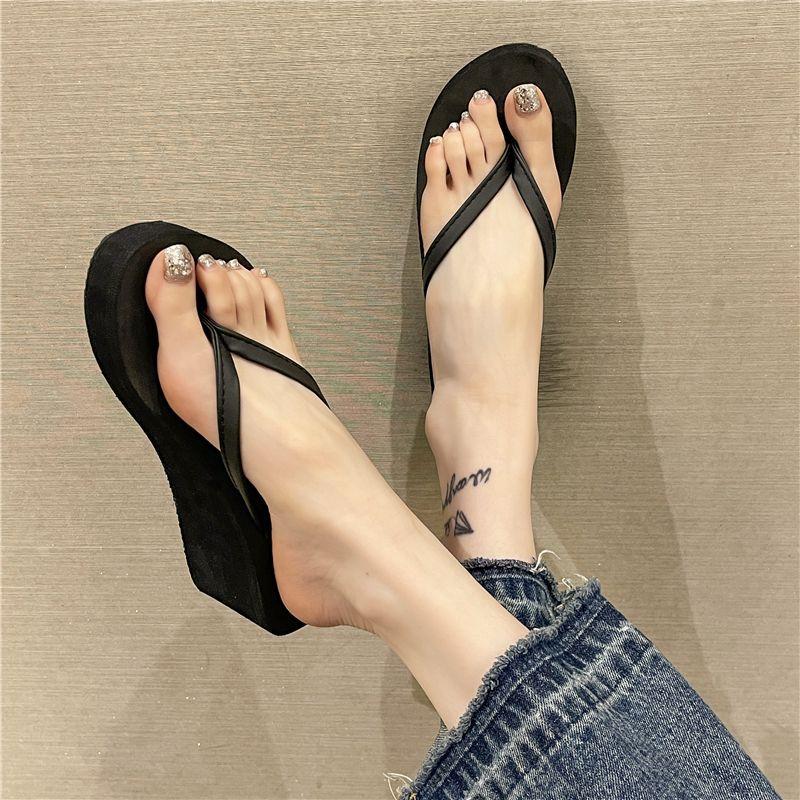 Thick-soled flip-flops women's summer outer wear fashionable new muffin slope heel heel heel clip toe beach sandals