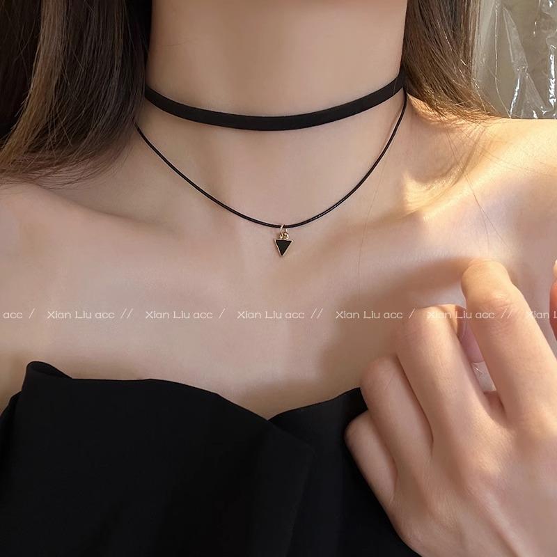 Minimalist Women's Black Choker Necklace - Versatile Collarbone Chain Accessory