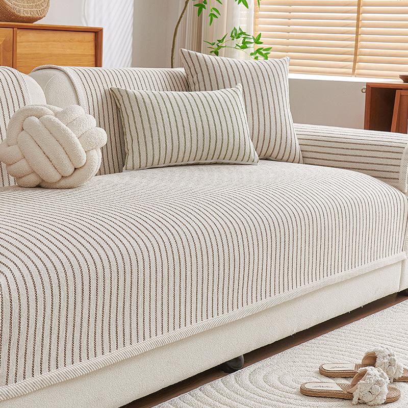 Das neue Sofakissen ist ein einfaches, modernes Vierjahreszeiten-Universalsofa, eine gerade Reihe, ein hochwertiges Sitzkissen, ein rutschfester Bezugsstoff, ein Handtuch