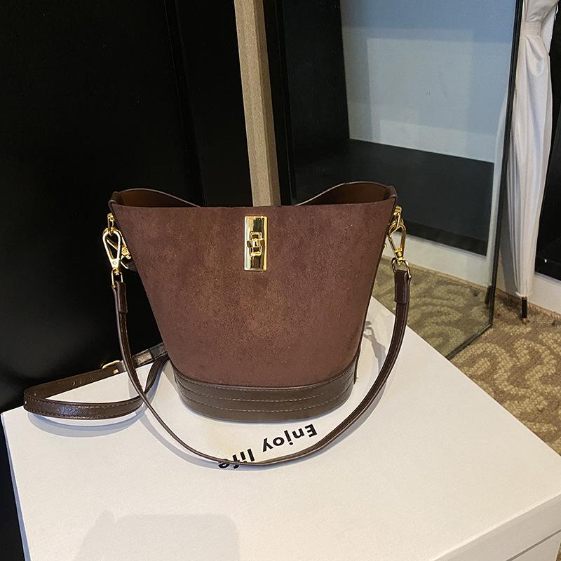 New Fashionable and Popular Bucket Bag Women's Urban Simple Commuting Versatile Handbag Lock Texture Shoulder Messenger Bag