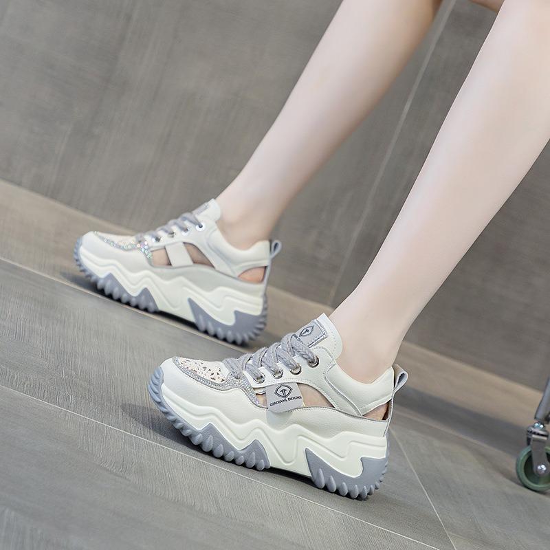 Sommer neue vielseitige dicke Sohle hohle Tasche Kopf Sandalen Damen lässige atmungsaktive kleine weiße Schuhe Muffinsohle erhöht