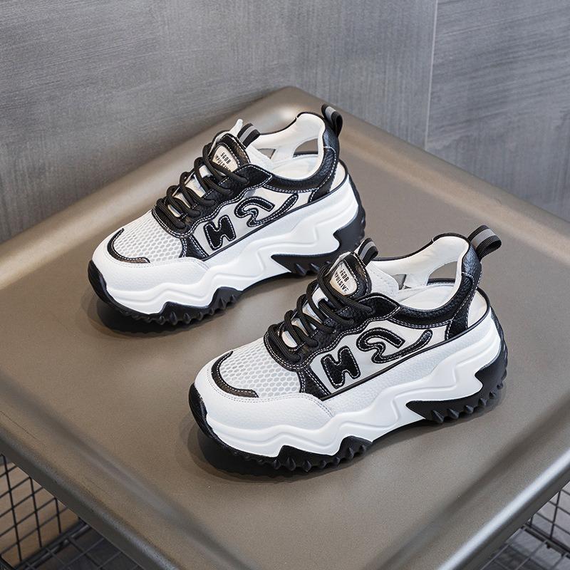 Modische und atmungsaktive neue dicke Sohle höhenverstellende kleine weiße Schuhe Low-Top lässige Damen-Sandalen Schnürung Sportschuhe Netzgewebe