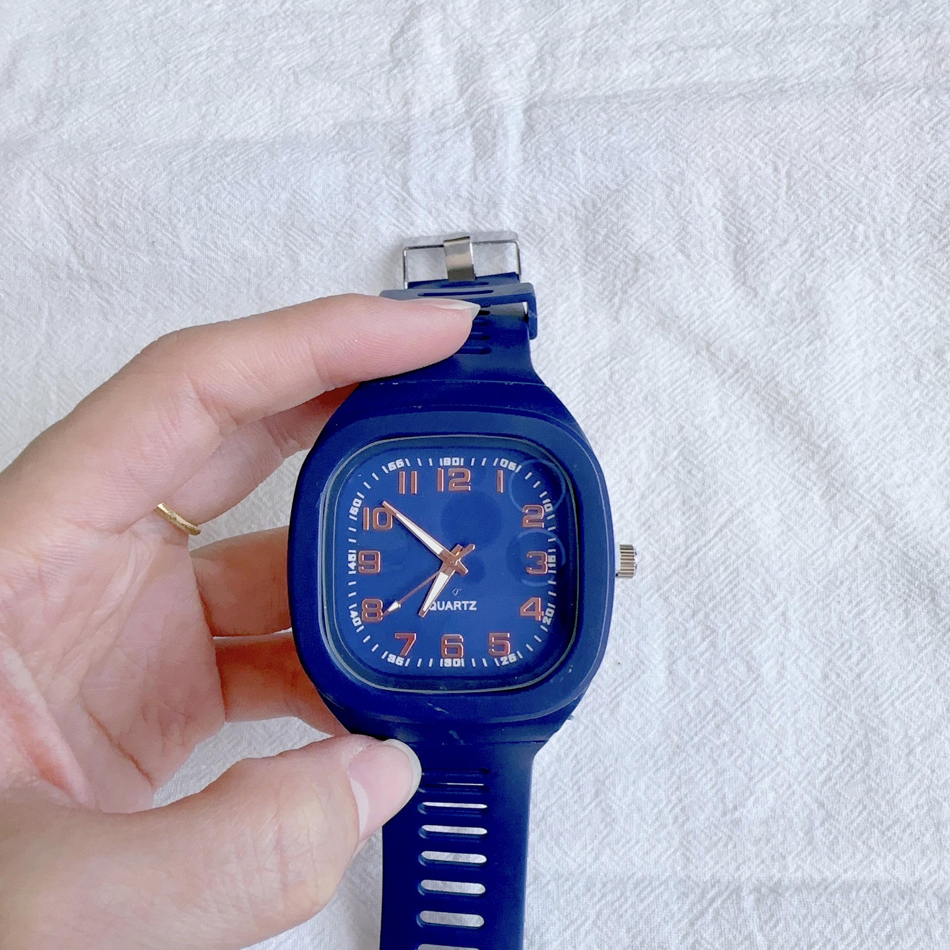 

Квадратные кварцевые часы в стиле колледжа унисекс: Выбор инфлюенсера, Корейская версия, Простой и модный для студентов