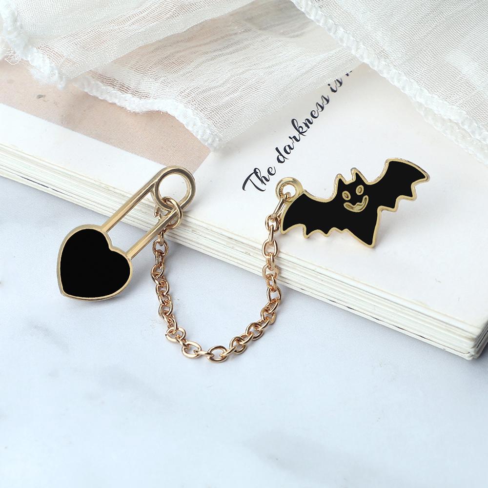 

Heart Paperclip Chain Brooches Cartoon Punk Gothic Bat Skeleton Metal Bag Lapel Badge Popular Halloween Jewelry Gift for Friends black