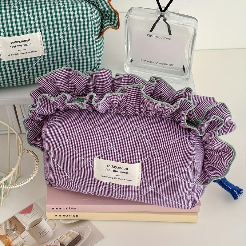 Lace checkered makeup bag, Ins minimalist niche style, high-value large-capacity cosmetic pouch, portable for travel and daily use.