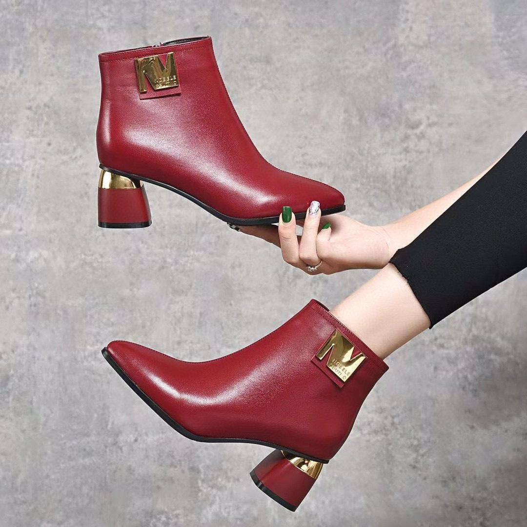 

Модные ботильоны из натуральной кожи с острым носком, новые осенне-зимние, из коровьей кожи первого слоя, с темпераментной металлической пряжкой, на высоком каблуке, женские ботильоны 39