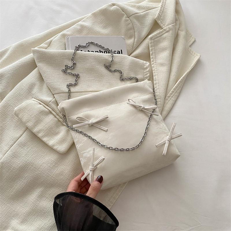 

Stylish Vintage Large Capacity Bucket Bag For Women Perfect For Daily Commute And Casual Outings білий