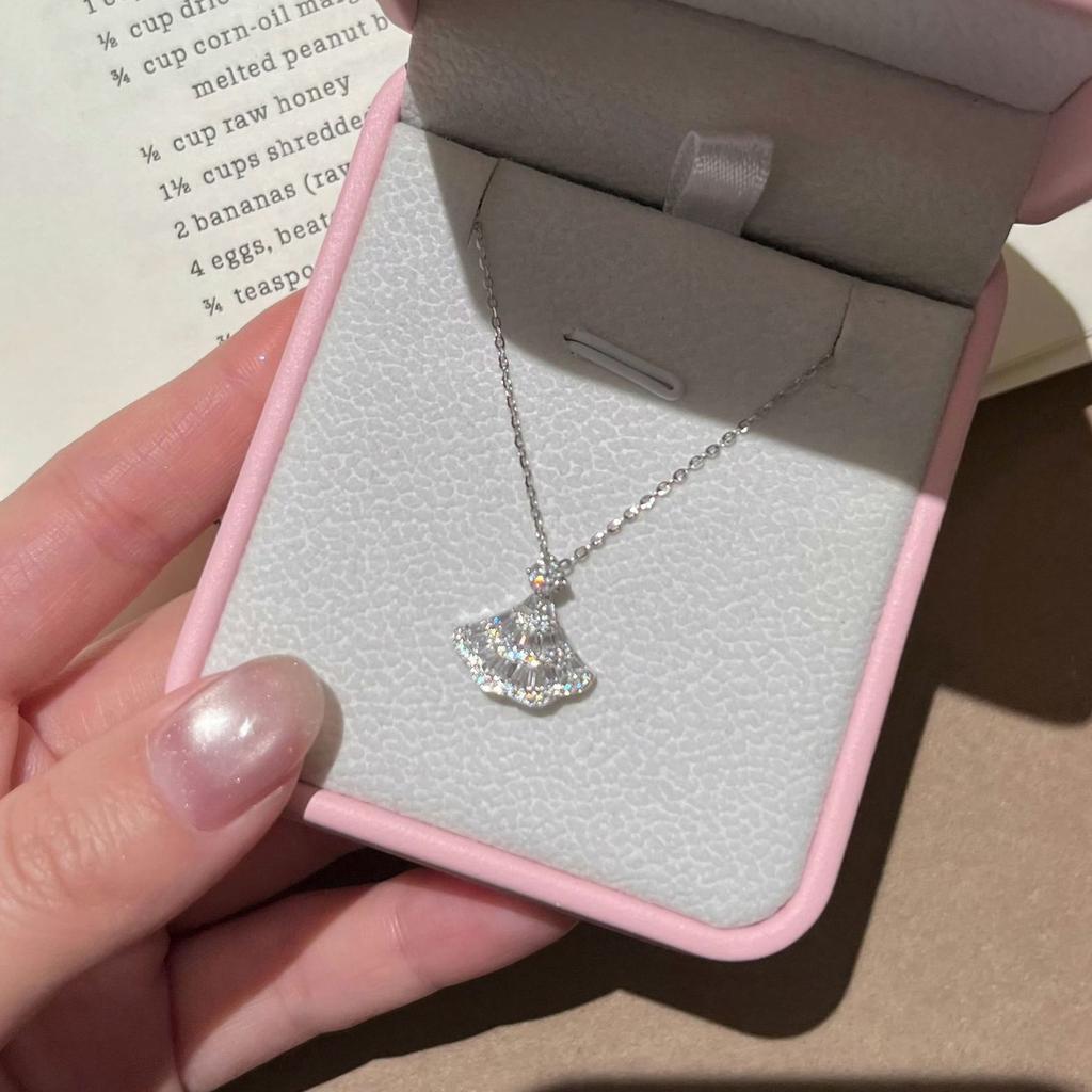 The Princess's Skirt Necklace Exudes A Luxurious and Exquisite Charm, with A Sweet and Versatile Collarbone Chain