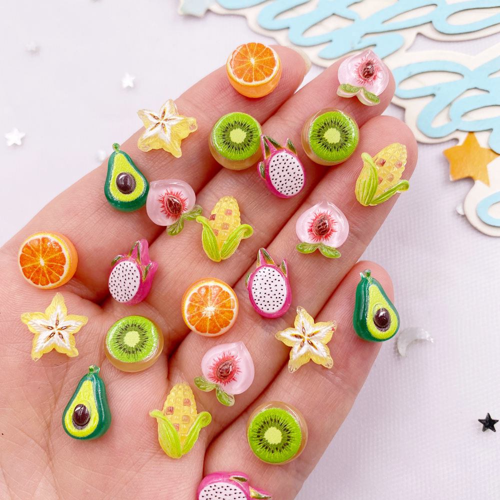 50 STK Resin Søt Mini Fargerik Avokado Kiwi Appelsin Mais Frukt Grønnsaker Neglekunst Flatback Rhinestone Scrapbook DIY Dekor Håndverk