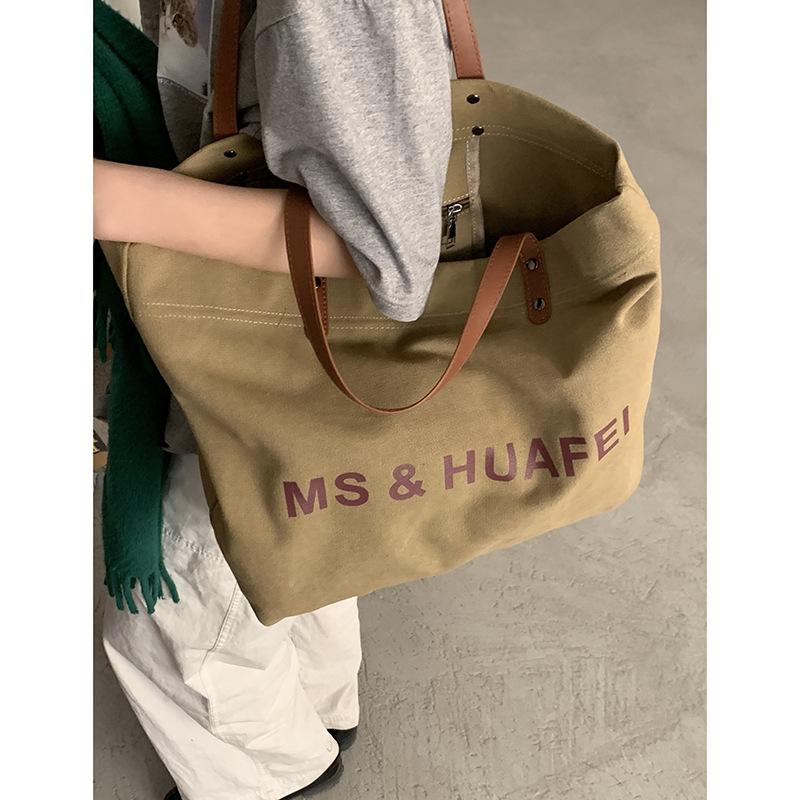 

Korean version of the leisure college canvas bag women s 2025 new fashion tote bag casual large-capacity shoulder bag коричневый