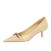 Scarpe singole da donna con tacco sottile, tacco medio, bocca bassa, a punta, in pelle verniciata con motivo pietra retrò con fibbia in metallo