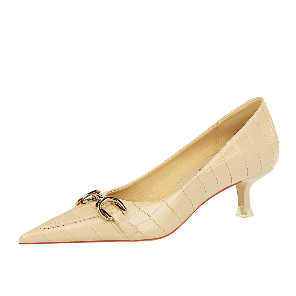 Scarpe singole da donna con tacco sottile, tacco medio, bocca bassa, a punta, in pelle verniciata con motivo pietra retrò con fibbia in metallo