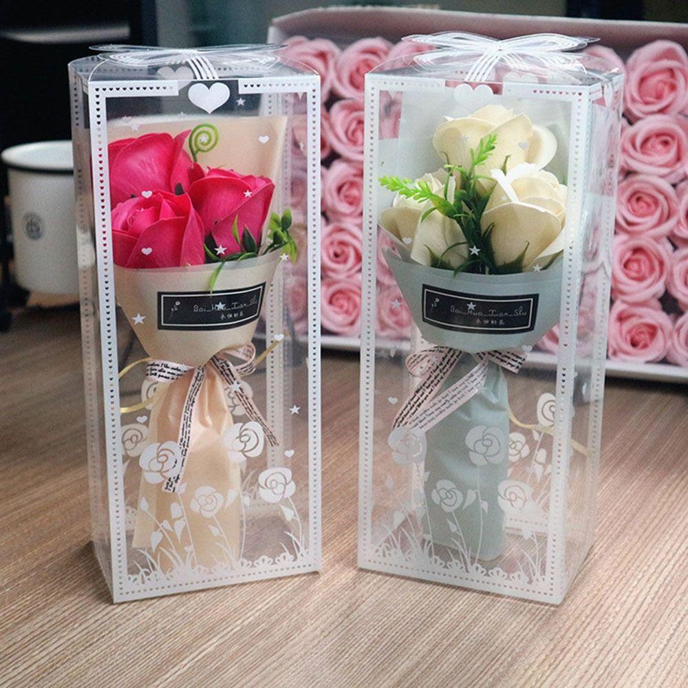 Rokā tur 3 mākslīgo rožu galvas ar kastīti mākslīgo ziedu modes rožu pušķis