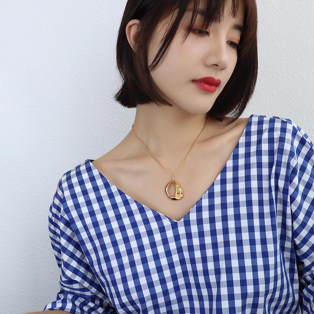 French Style Irregular Hollow Geometric Pendant Necklace for Women, 18k Gold-Plated Titanium Steel, Clavicle Chain Jewelry.