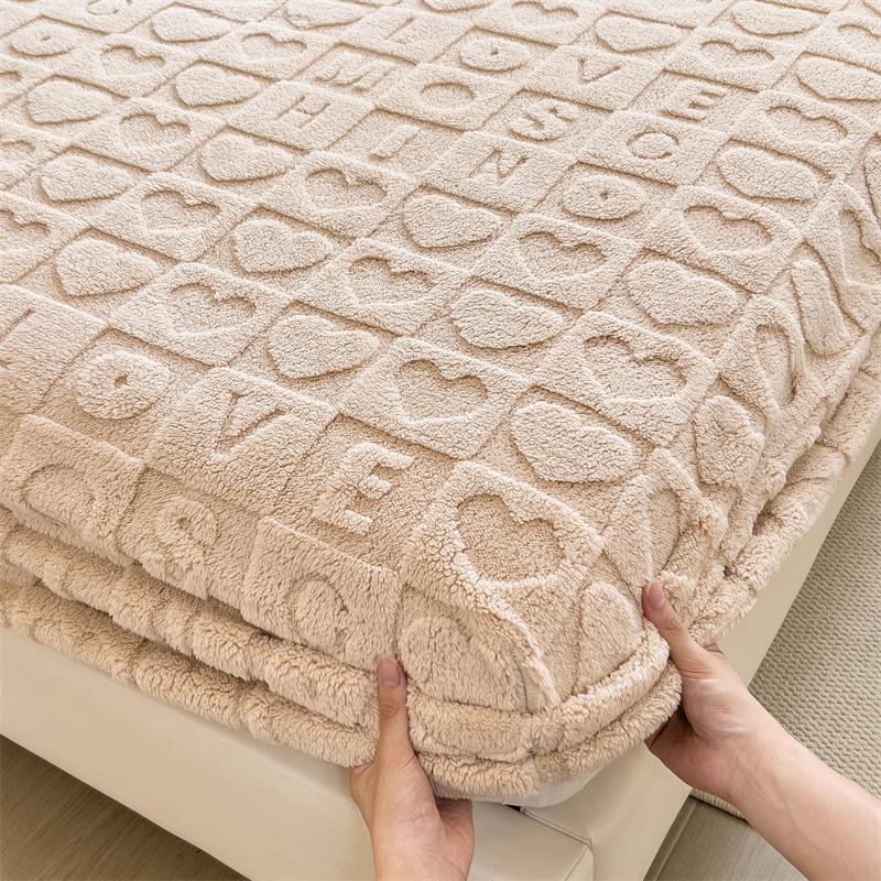 Hřejivé sametové prostěradlo s gumou, chránič matrace s motivem srdce, taftové přehozy na jednolůžko/dvoulůžko