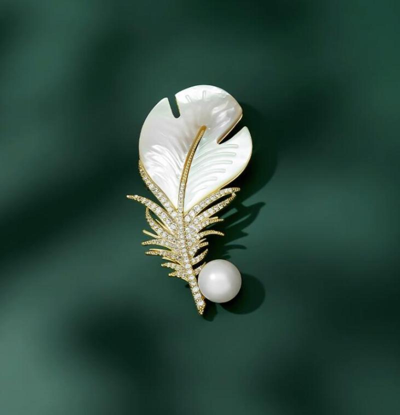 Modische Kristall Muschel Feder Brosche Pins für Damen Weiße Perle Gold Farbe Party Hochzeit Geschenke Kleidung Accessoires