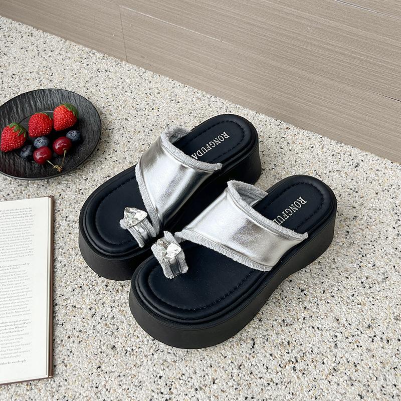 Small Man Height-increasing Platform Beach Shoes Women's Outer Wear 2025 Summer New High-end Silver Rhinestone Toe Slippers
