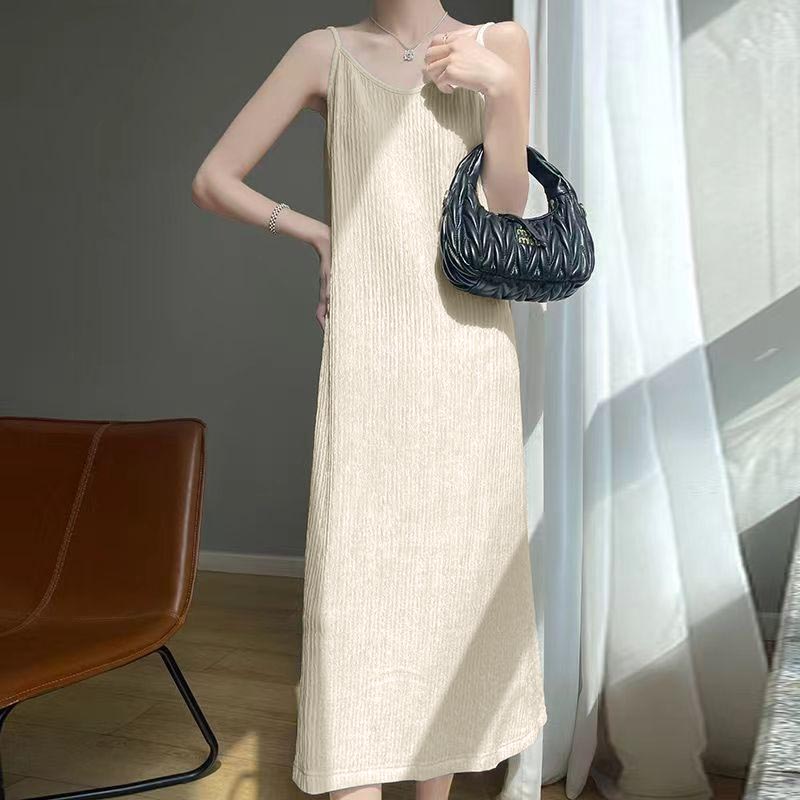 Damska sukienka wyszczuplająca na szelkach