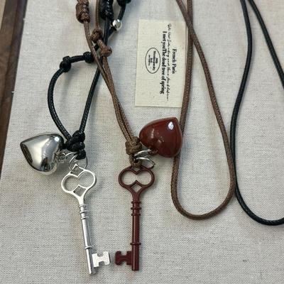 Elegancki naszyjnik z zawieszką w kształcie klucza: Damski jesienno-zimowy łańcuszek do swetra z niszowym designem