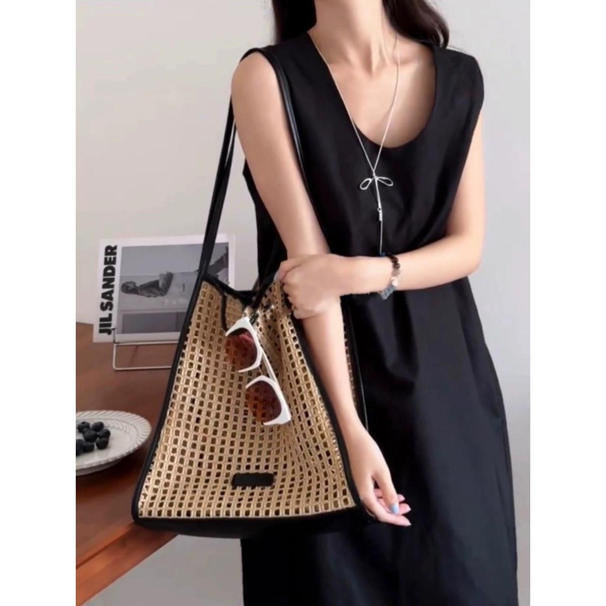 

New stylish and simple handbag one shoulder underarm hollow straw bag woven seaside vacation bag large capacity чёрный