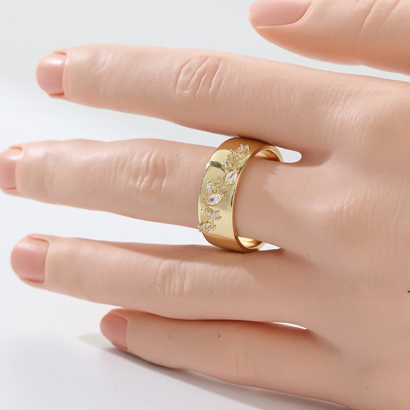 Aesthetic Inlaid White CZ Women's Ring Sparkling Gold Color Hand Carving Leaf Daily Wear Party Jewelry Anniversary Gift