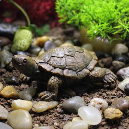 Miniaturní želva vlastnoručně vyrobená zahradní figurka z pryskyřice jako dárek