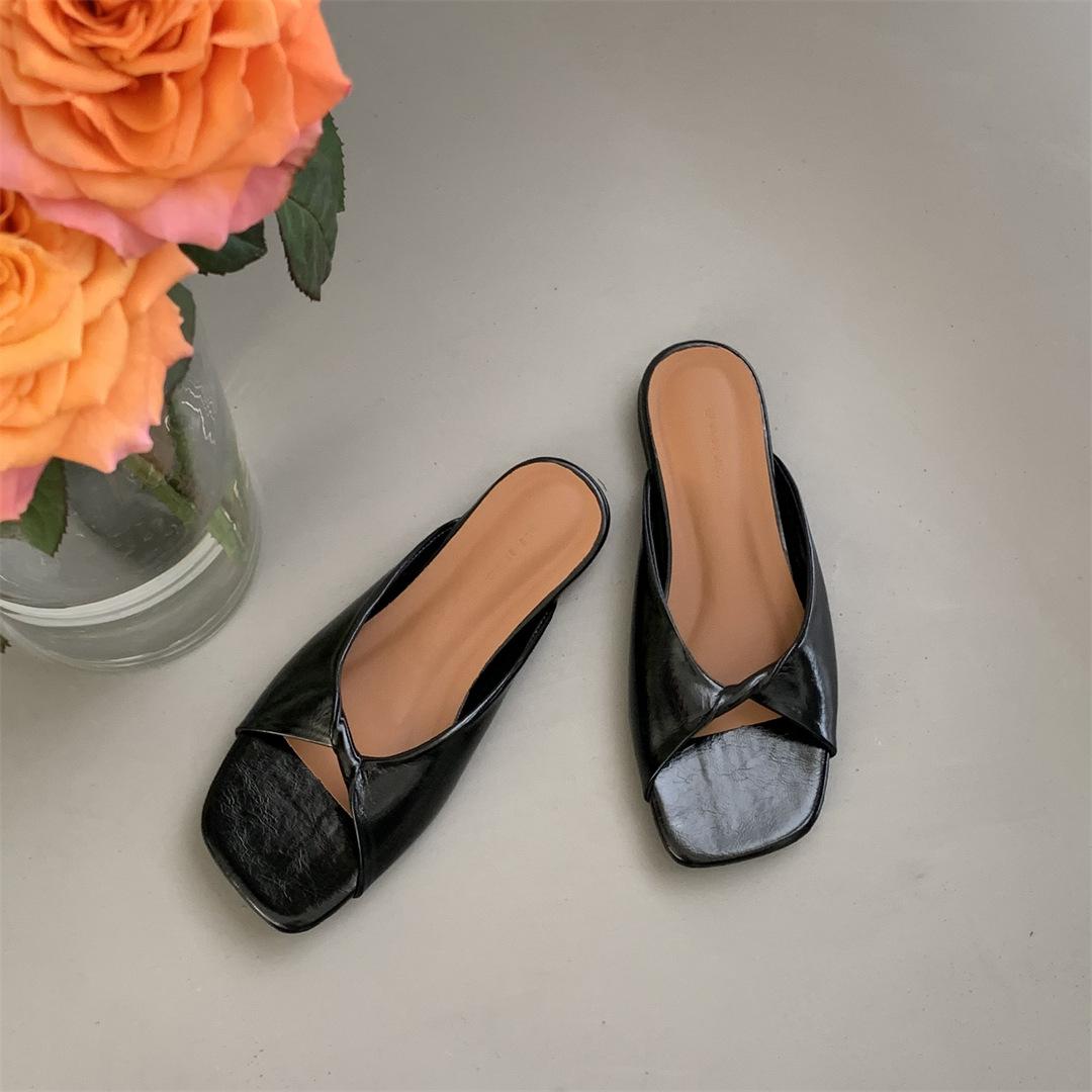 

Black flat-bottomed slippers women s shoes summer wear Korean version of fashion casual sandals 2025 new design sense niche sandals 35