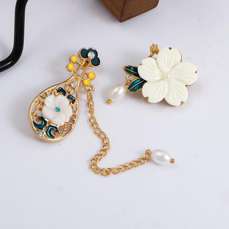 Chinesische Quastenbrosche mit Pipa, Ruyi, Fächer, Pfau, Wolken und Perle für Hanfu/Cheongsam