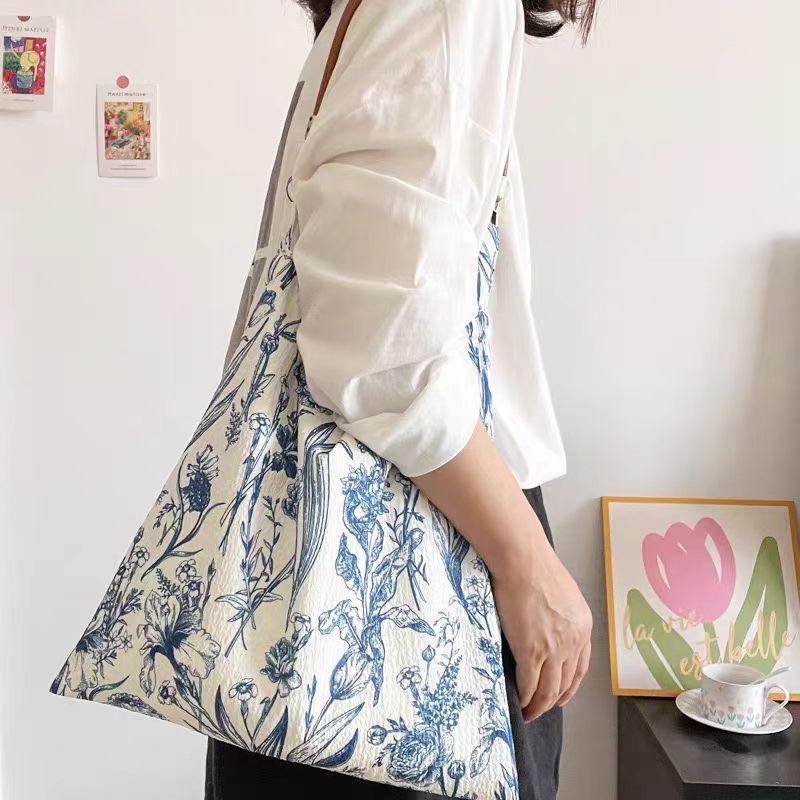 

Niche retro new Chinese blue and white porcelain flower bag cowhide shoulder strap underarm bag oblique span bag thin cloth bag