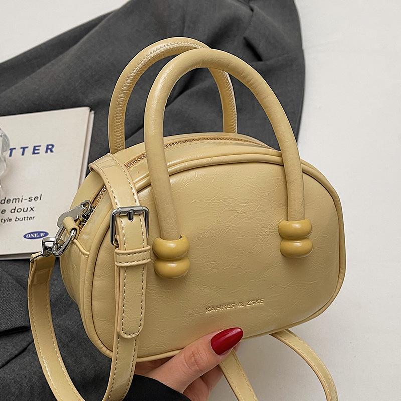 Korean version of the hot-selling cream style portable bowling bag, girls' fashion and advanced sense, foreign style versatile simple messenger bag