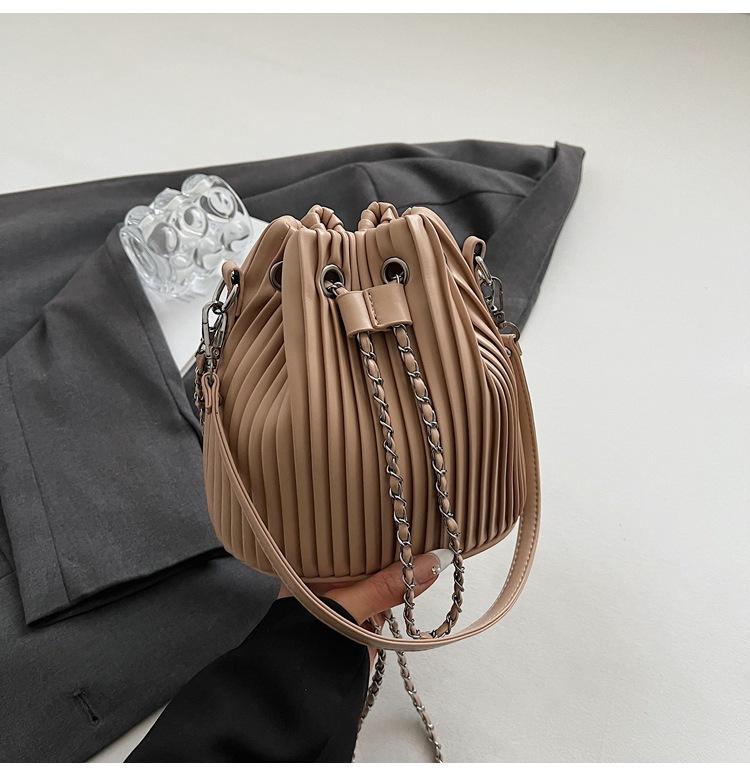 This Year, Niche Pleated Bags Are Popular, Women's 2025 New Spring and Summer Messenger Bags, Handbags, Korean Versatile Bucket Bags.